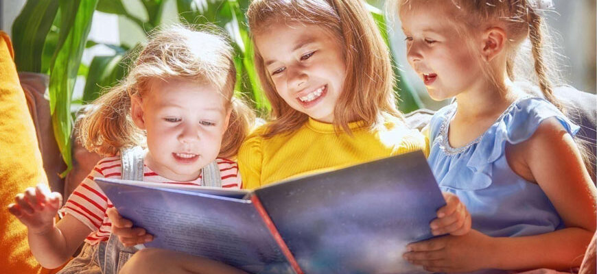 дети читают книгу в марте