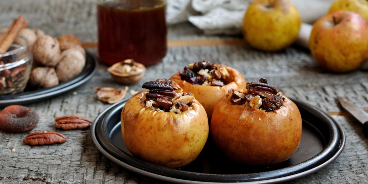 Запеченные яблоки с орехами