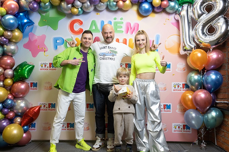 Актер Владимир Маркони с сыном Львом и ведущими Детского радио